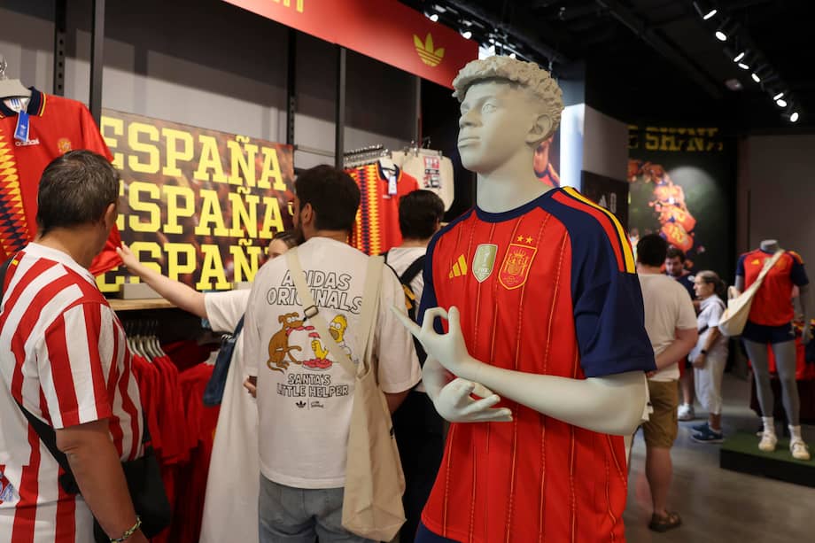 Un maniquí con el aspecto de Yamine Lamal y la camiseta de la selección española de fútbol con las dos estrellas y el escudo actualizado, tras haber ganado el Mundial 2026. EFE/ Kiko Huesca
