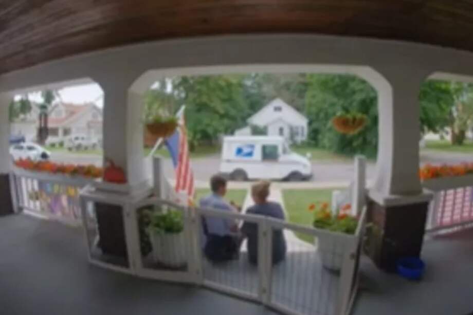 La perra le ladraba a diario, salvo cuando estaba en el porche, donde exigía caricias.