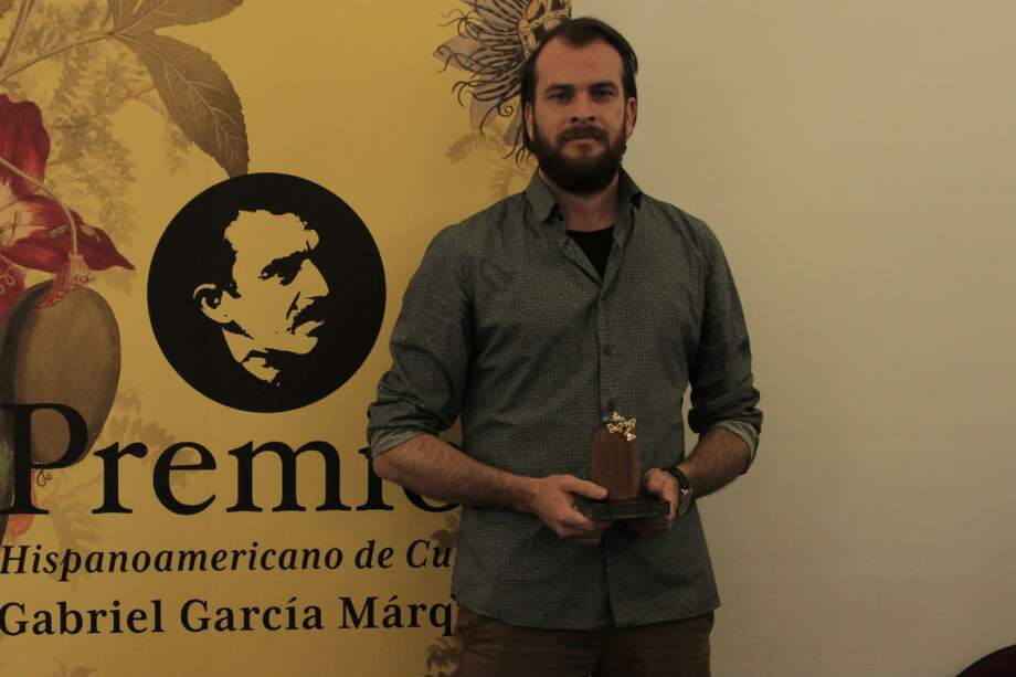Alejandro Morellón, pocos instantes después de recibir el premio de cuento Gabriel García Márquez. / Archivo