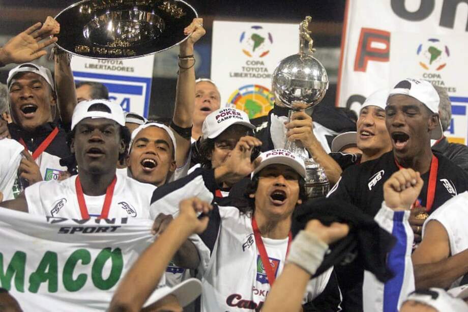 Los jugadores de Once Caldas con el trofeo de la Copa Libertadores de América. / Archivo