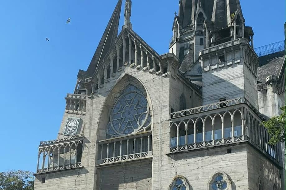 Personas esperan frente a la Catedral Basílica Metropolitana de Nuestra Señora del Rosario tras un fuerte temblor este lunes, en Manizales (Colombia).