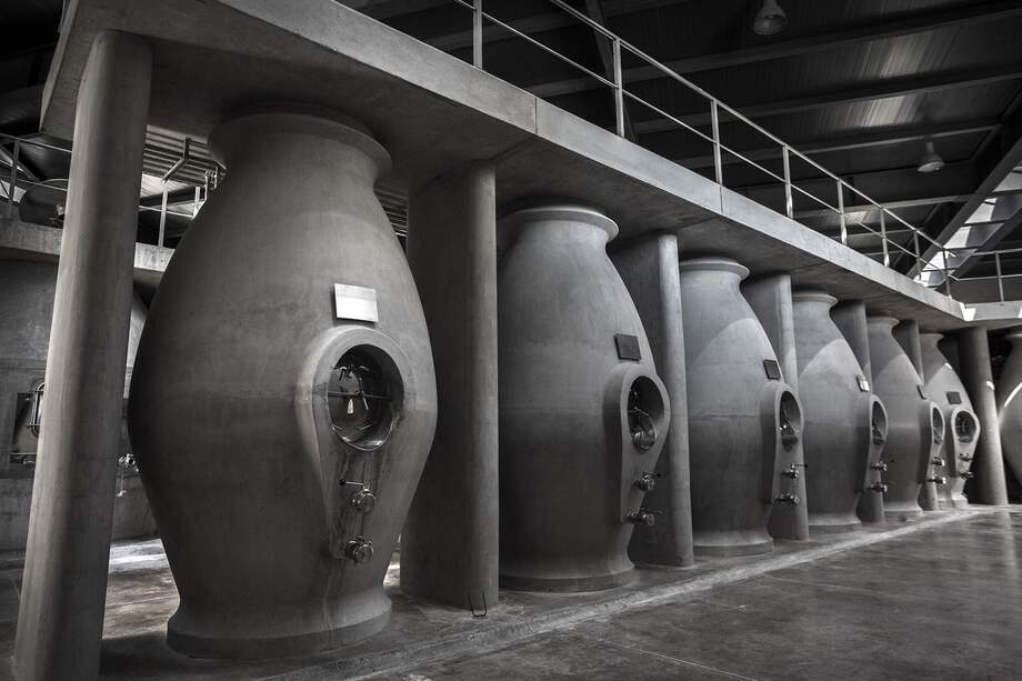 En la búsqueda de tintos más refrescantes y frutados, varios enólogos abrazan con entusiasmo el proceso de maceración carbónica, que resulta de la fermentación de racimos completos, metidos en un tanque hermético.