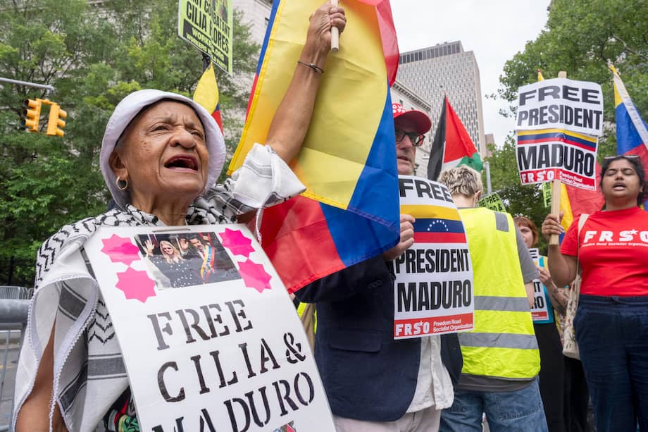Personas se manifiestan para exigir la liberación de Nicolás Maduro y de su esposa, Cilia Flores, en las inmediaciones de la Corte Federal del Distrito Sur de Nueva York (Estados Unidos).