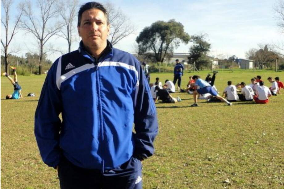 El estratega argentino llega acompañado de su asistente técnico Jorge Claudio Calabro y el preparador físico Lisandro Román Nardone. / @Corpereira