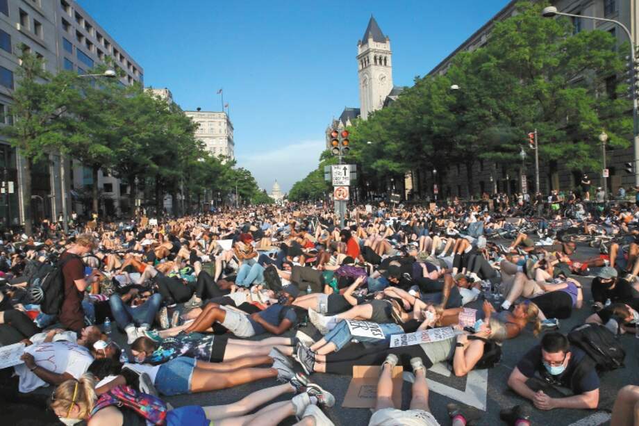 Manifestantes acostados en la avenida Pennsylvania en Washington DC. durante una protesta pacífica contra la brutalidad policial. / AFP