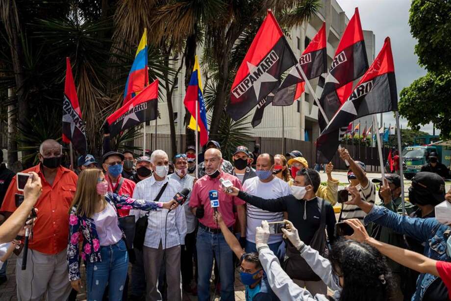 El diputado Ares Di Fazio (c) habla a la prensa durante una manifestación de militantes del partido político venezolano Tupamaro hoy, en las inmediaciones del Tribunal Supremo de Justicia (TSJ), en Caracas.