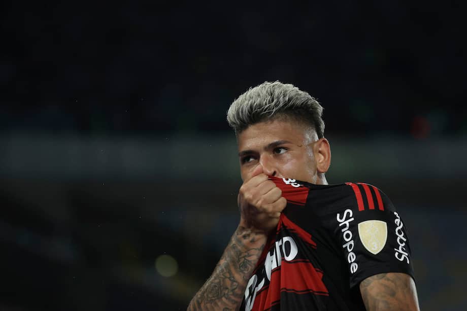 Jorge Carrascal de Flamengo celebrando un gol con Flamengo en la Copa Libertadores en el estadio Maracaná de Río de Janeiro, Brasil.