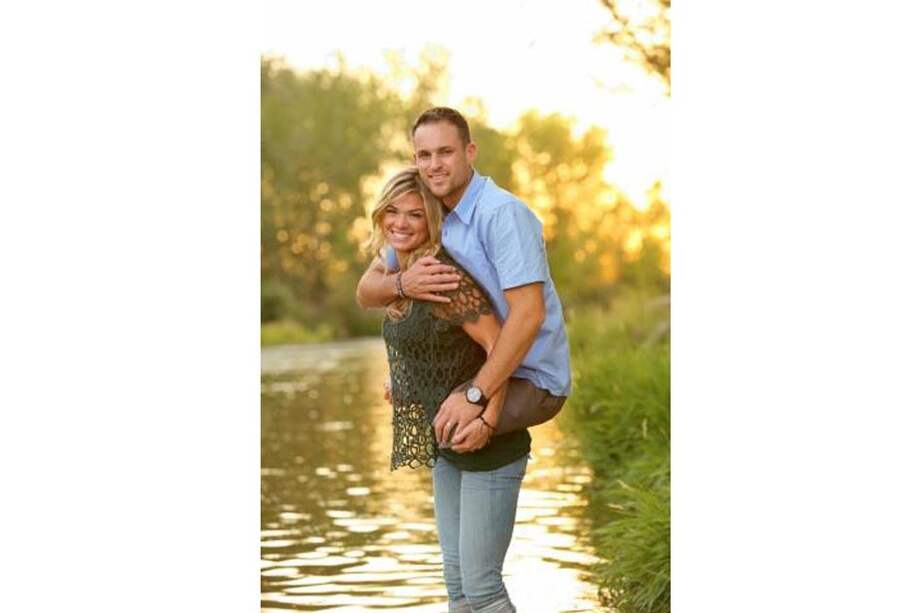 Foto de mujer cargando a su esposo amputado es sensación en internet