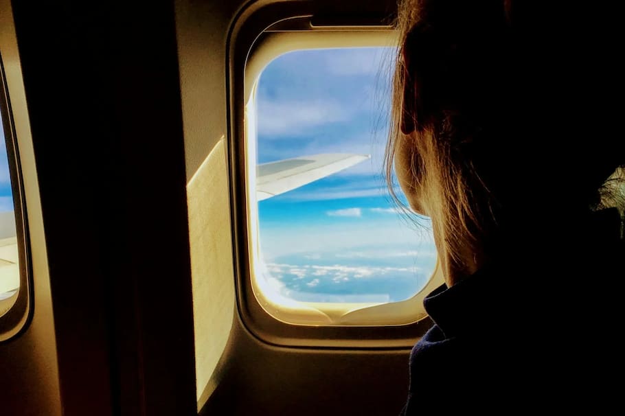 Aunque apoyar la cabeza en la ventanilla del avión parece inofensivo, este hábito puede exponerlo a riesgos de higiene, seguridad y lesiones inesperadas.