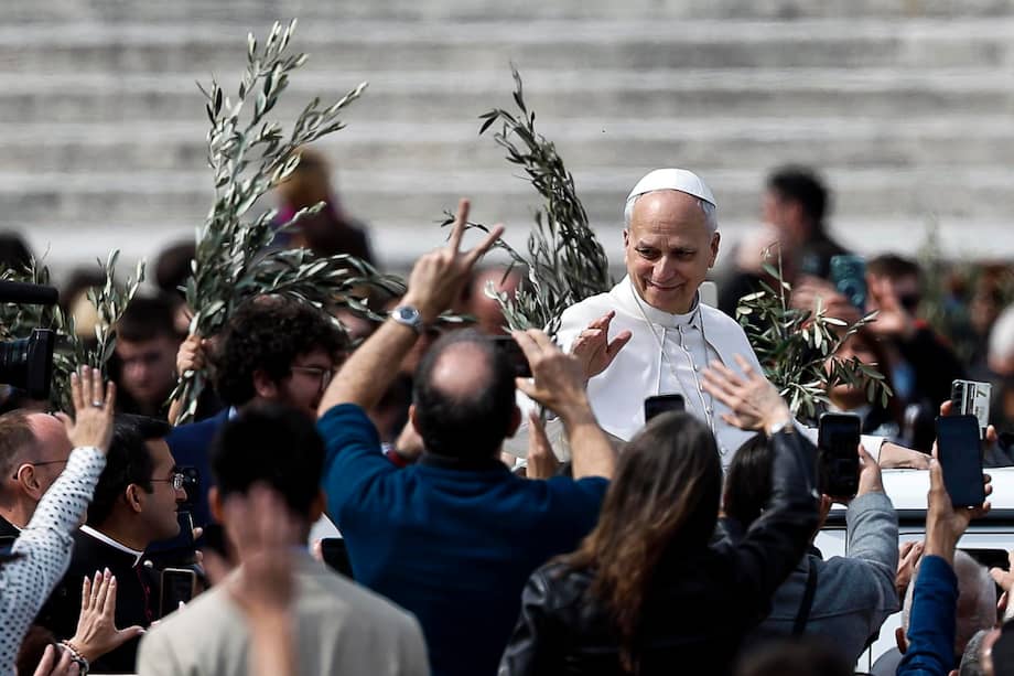 El papa León XIV saluda a un grupo de fieles durante la celebración de la misa del Domingo de Ramos en el Vaticano.