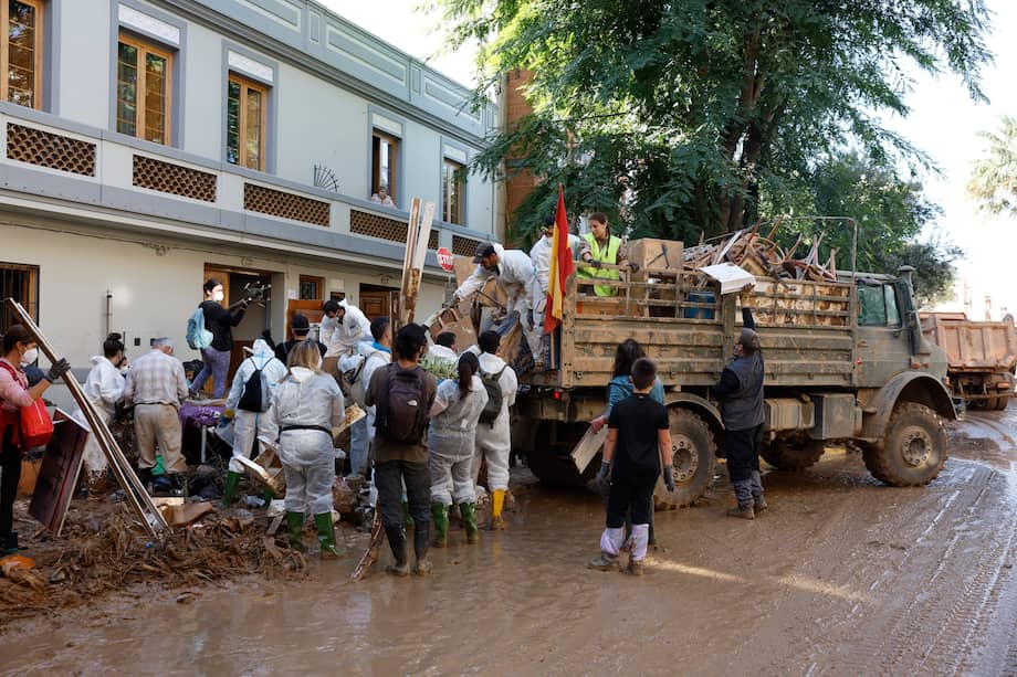 Imagen de referencia Doce días después de la dana, los servicios de emergencia siguen buscando a personas desaparecidas en Valencia e intentan dotar a la zona de servicios básicos, mientras miles de voluntarios colaboran sin descanso.