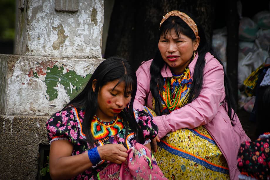 Mujeres emberá katío tejiendo sus propios vestidos en el Parque Nacional.
