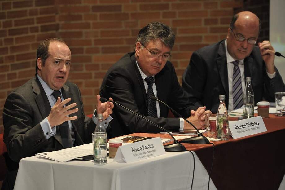 Álvaro Pereira, director de estudios económicos de la OCDE con Mauricio Cárdenas, ministro de Hacienda y el gerente del Banco de la República, José Darío Uribe. / Luis Ángel