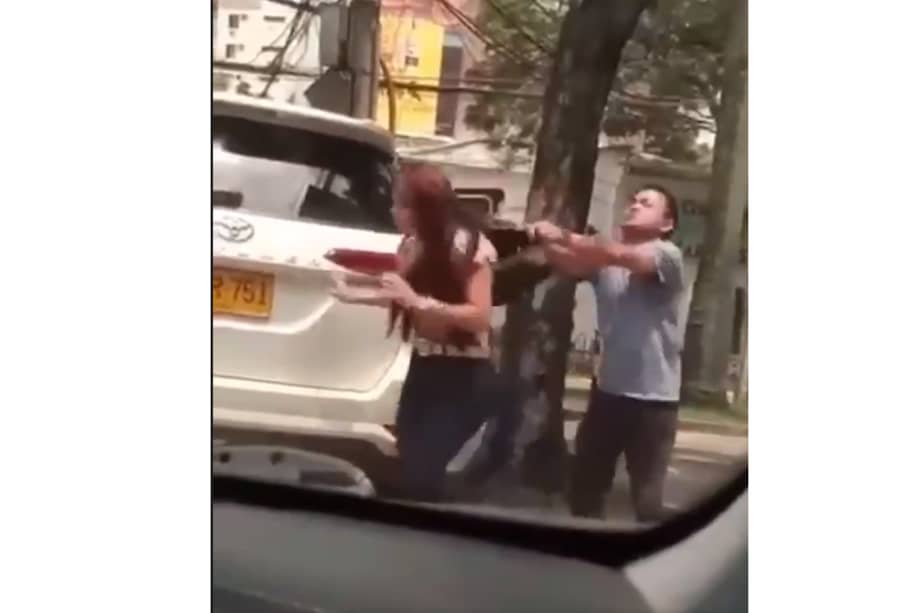 El hombre también agredió a otra mujer que se acercó para frenar los golpes.