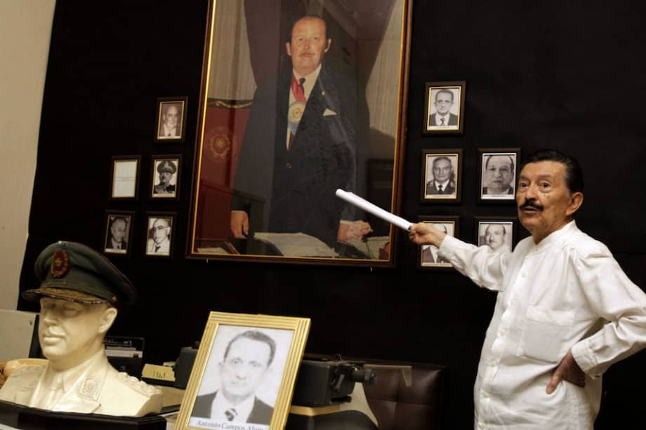 El paraguayo Martín Almada, quien dirige la Fundación Celestina Pérez de Almada y es Premio Nobel Alternativo de la Paz, habla durante un recorrido por el Museo de las Memorias, en Asunción (Paraguay).