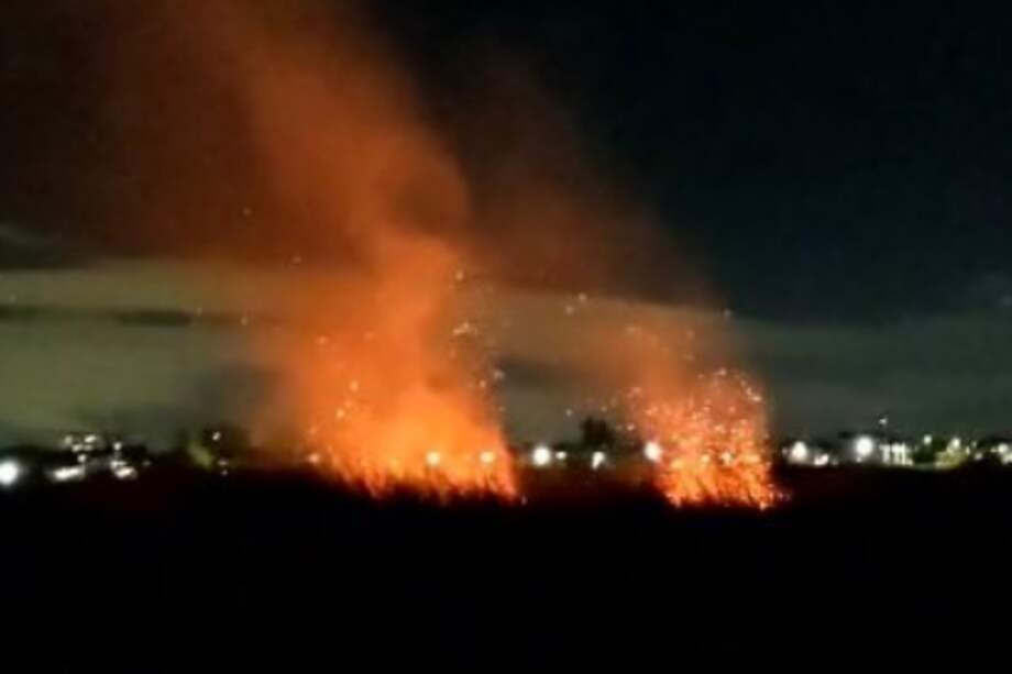 Cundinamarca: incendio consumió hectáreas de vegetación del Humedal Tibanica entre Bosa y Soacha.