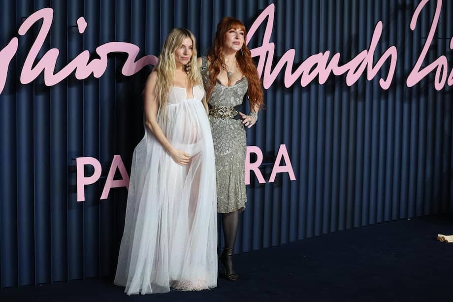 La actriz británico-estadounidense Sienna Miller (izquierda) y la empresaria británica de belleza Charlotte Tilbury posan durante los Fashion Awards 2025. / EFE/EPA/Andy Rain