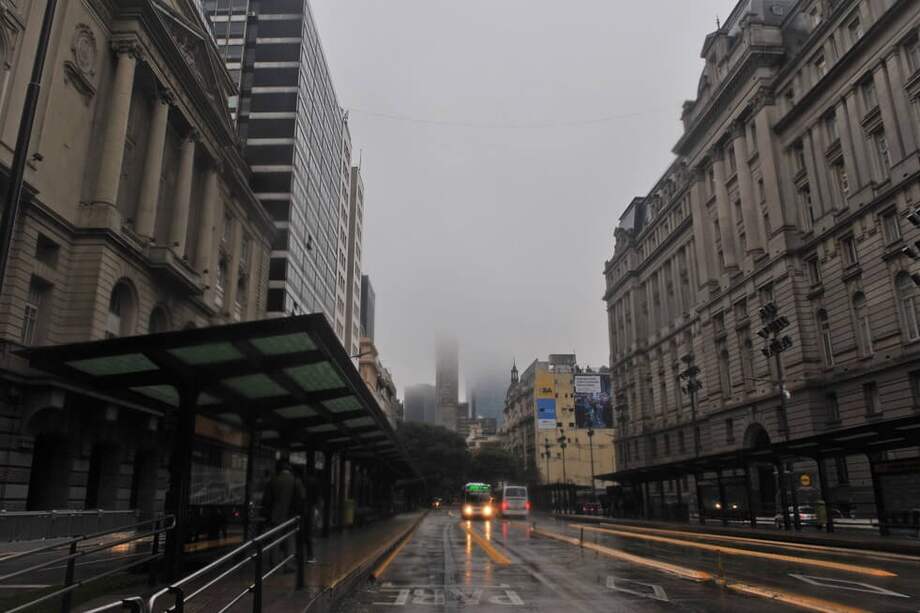 Fotografía del centro de Buenos Aires, este domingo en medio de un apagón que afectó a todo Argentina y Uruguay. / EFE