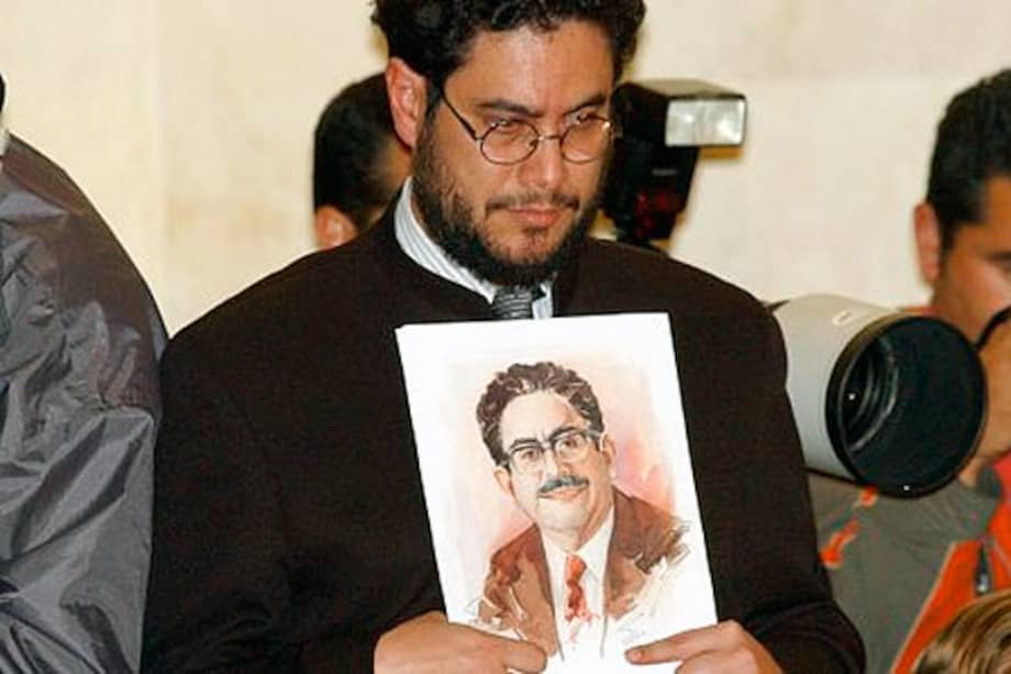 Iván Cepeda porta la foto de su padre Manuel Cepeda Vargas.