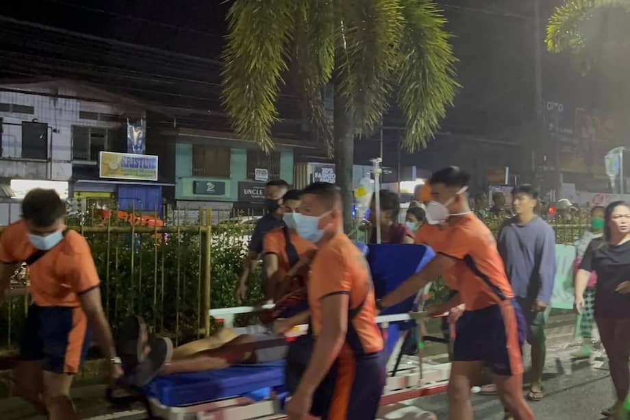 Una foto difundida por la Oficina de Información Pública de la ciudad de Butuan (BPIO) muestra a los equipos de rescate reuniendo a los pacientes fuera de un hospital tras un terremoto en la ciudad de Butuan, Filipinas.