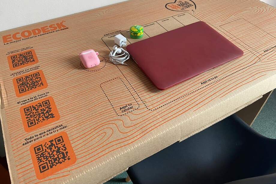 Los escritorios son fabricados con cartón corrugado por medio de un proceso sostenible.