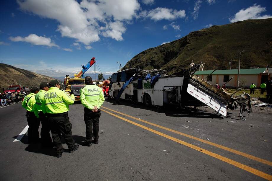 Bus colombiano accidentado en Ecuador. / EFE
