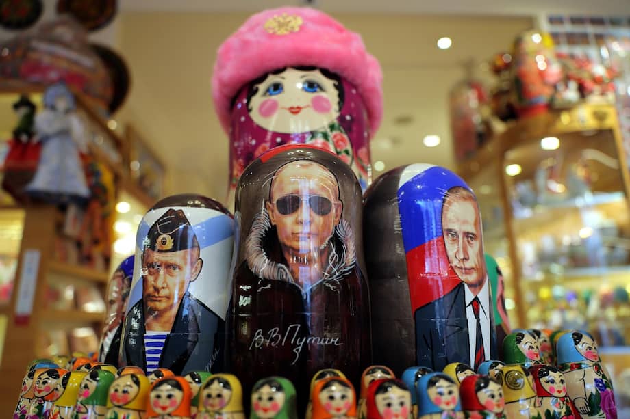 Un sombrero "ushanka" de estilo ruso y muñecas matrioshka tradicionales rusas con un retrato del presidente ruso Vladimir Putin.