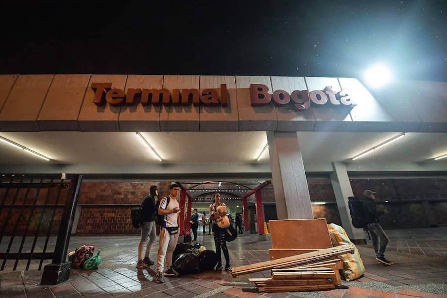 Muchos permanecen en la incertidumbre de si pueden o no volver a Bogotá, ya que Claudia López comunicó que, con el empalme del simulacro y la cuarentena nacional, sólo se permitirá el ingreso a la ciudad por razones "de fuerza mayor". / José Vargas - El Espectador