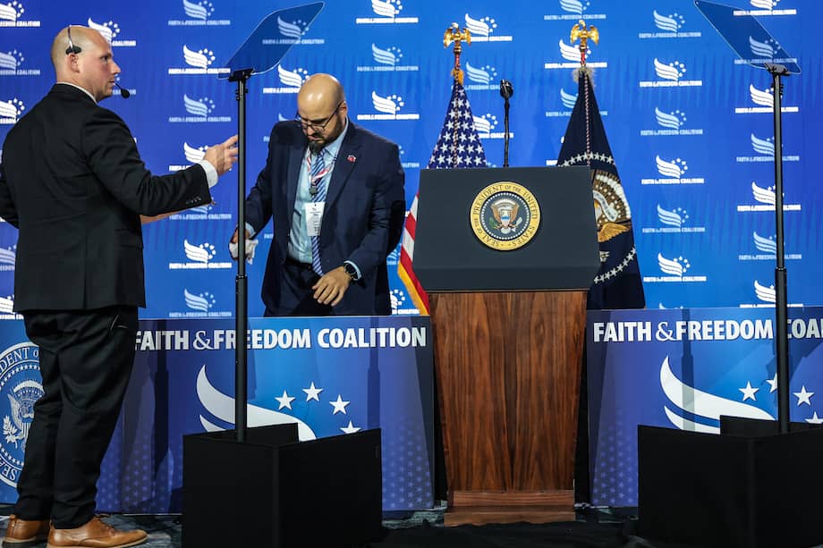 Los operadores de teleprompter de la Casa Blanca, incluido Gabriel Pérez (derecha), preparan un teleprompter antes de que el presidente de Estados Unidos, Donald Trump, pronuncie su discurso.