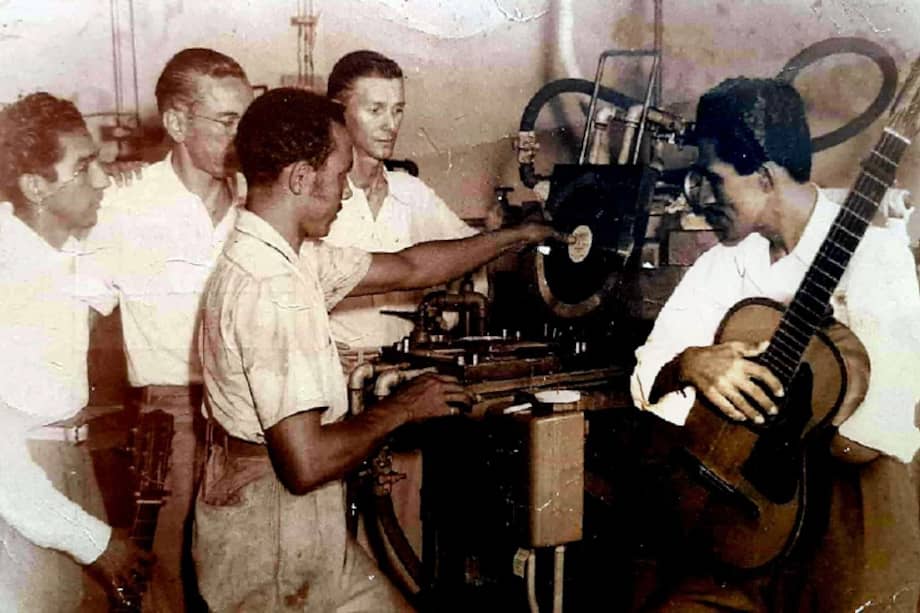 De izquierda a derecha: Ángel Fontanilla, 'Toño' Fuentes, Guillermo Buitrago, Carlos 'el Mocho' Rubio mostrando su antebrazo izquierdo cercenado, y en el centro Miguel Ángel Araque Bolaños. / Archivo Particular