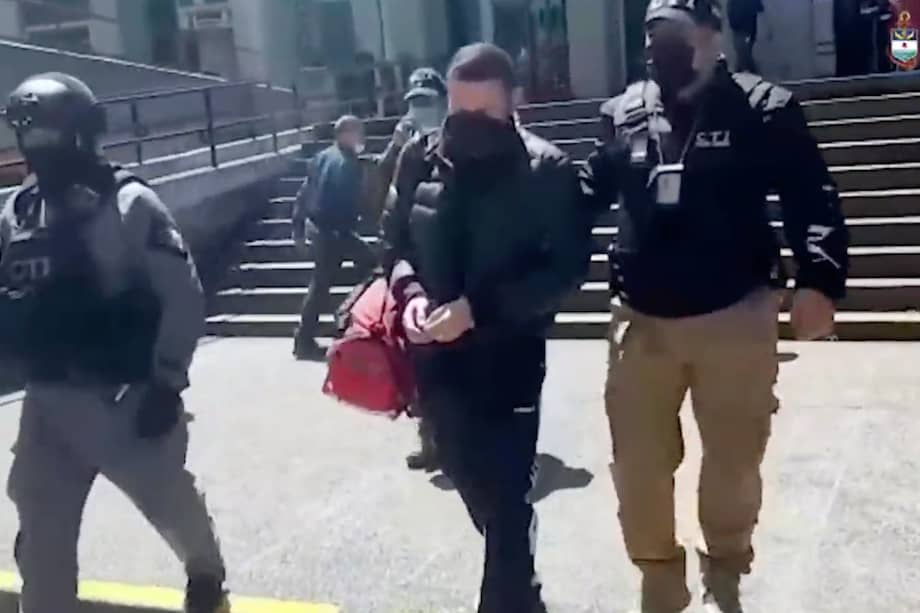 Los procesados fueron capturados en diligencias de registro y allanamiento que se realizaron en Bogotá, Manizales (Caldas), Villavicencio (Meta), Cúcuta (Norte de Santander), Cali y Palmira (Valle del Cauca) Medellín (Antioquia) y Leticia (Amazonas).