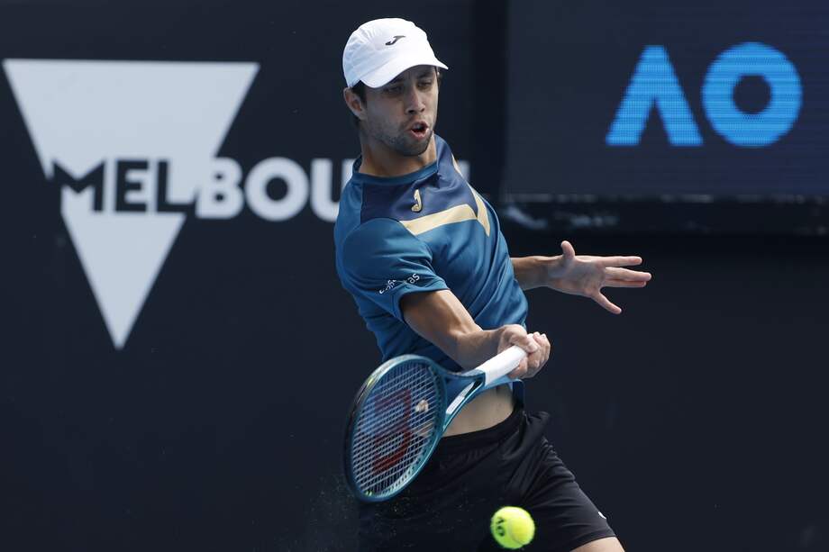 Daniel Elahi Galán de Colombia en acción contra Sebastián Báez de Argentina durante el partido de segunda ronda masculino en el Abierto de Australia 2024, en Melbourne Park en Melbourne, Australia, el 17 de enero de 2024.
