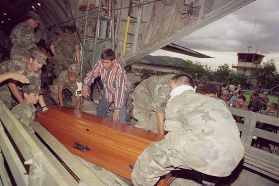 Varios soldados trasladan los cuerpos de sus compañeros asesinados en la toma guerrillera en 1996.