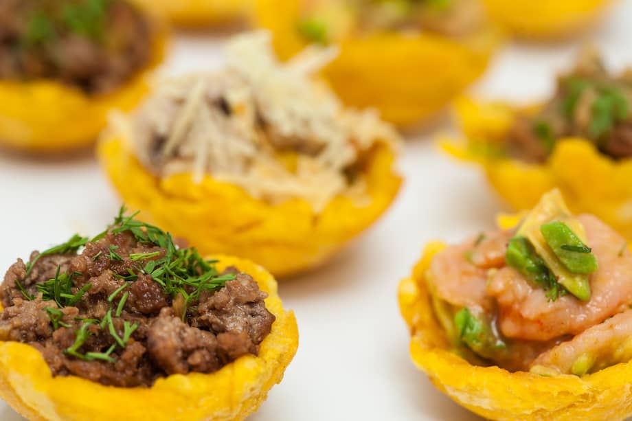 Esta receta de patacones rellenos es versátil y puedes agregar pescado, carne, camarones y hasta piña con jamón.