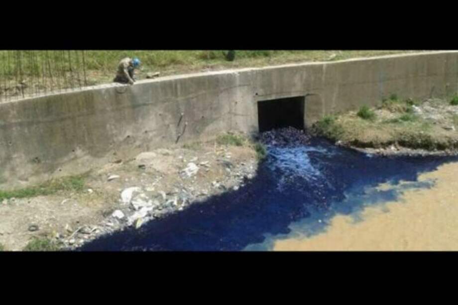 Otra empresa multada por verter contenidos colorantes al río Medellín