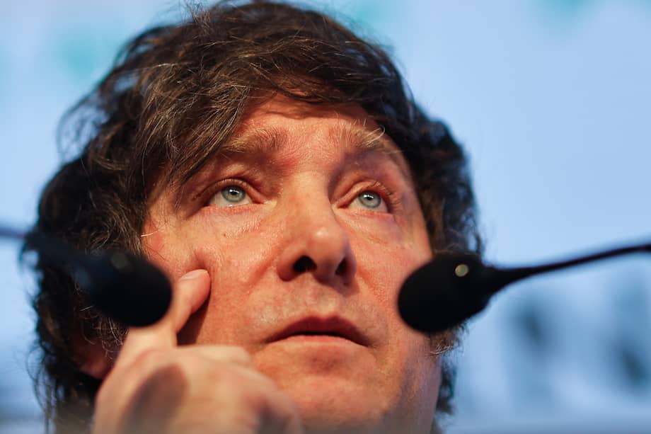 "Como brillantemente dijo el científico colombiano Rodolfo Llinás: “Los países se defienden de dos maneras: con su ejército y con su ciencia. Si no hay ciencia, no se defiende el país, le pertenece a otro”. ¿Eso es lo que quiere Milei?" - Julián de Zubiría Samper.