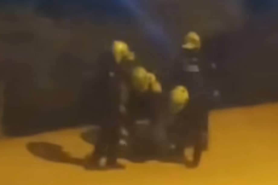 El mensaje, que ha generado preocupación entre residentes del sector, señala que el joven quedó inconsciente tras recibir varios golpes y que posteriormente fue subido a un vehículo oficial.