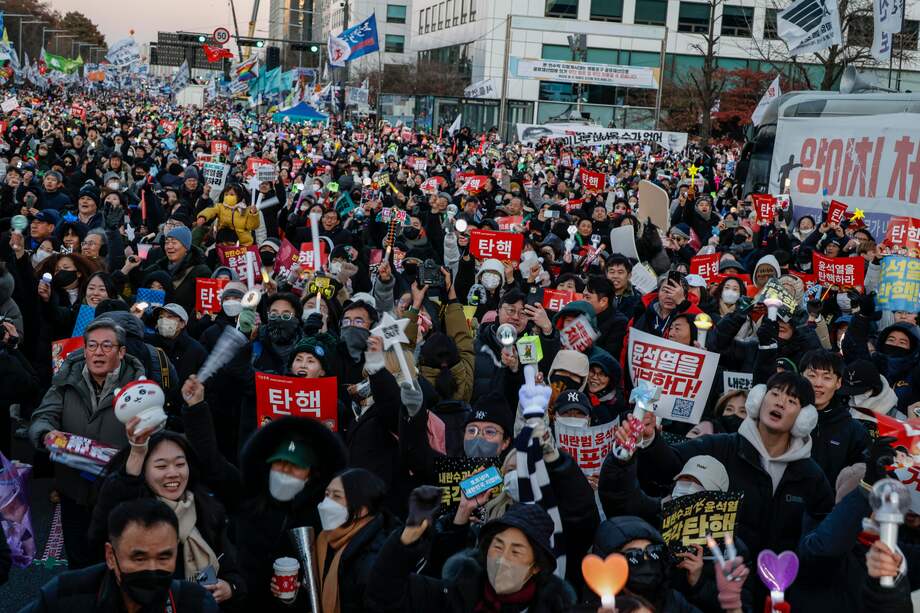 Seúl (Corea del Sur), 14/12/2024.- Los manifestantes celebran tras la aprobación de una moción de juicio político contra el presidente Yoon Suk Yeol durante una manifestación frente a la Asamblea Nacional en Seúl, Corea del Sur, el 14 de diciembre de 2024. El Parlamento de Corea del Sur aprobó la moción de juicio político con una votación de 204-85, incluidas tres abstenciones y ocho votos nulos. EFE/JEON HEON-KYUN