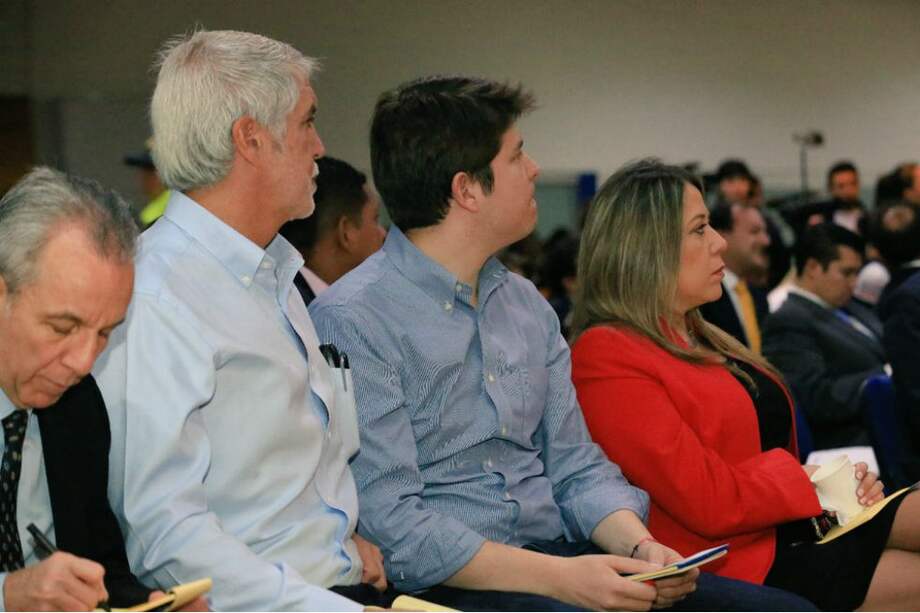 El alcalde Enrique Peñalosa acompañado, entre otros, por el presidente de la ETB, Jorge Castellanos. /Alcaldía