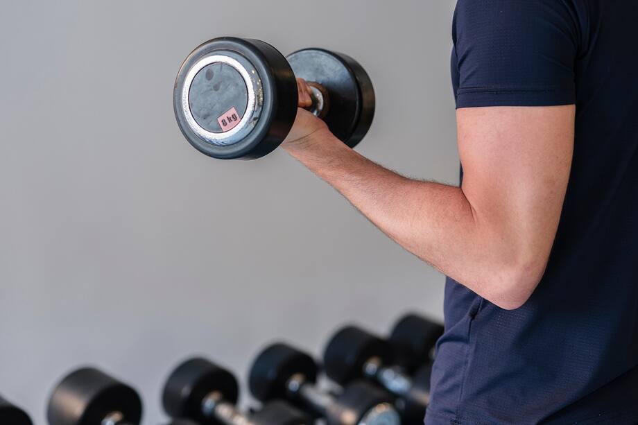 Evitar los callos al levantar pesas es posible con una combinación de buena técnica, protección adecuada e hidratación constante.