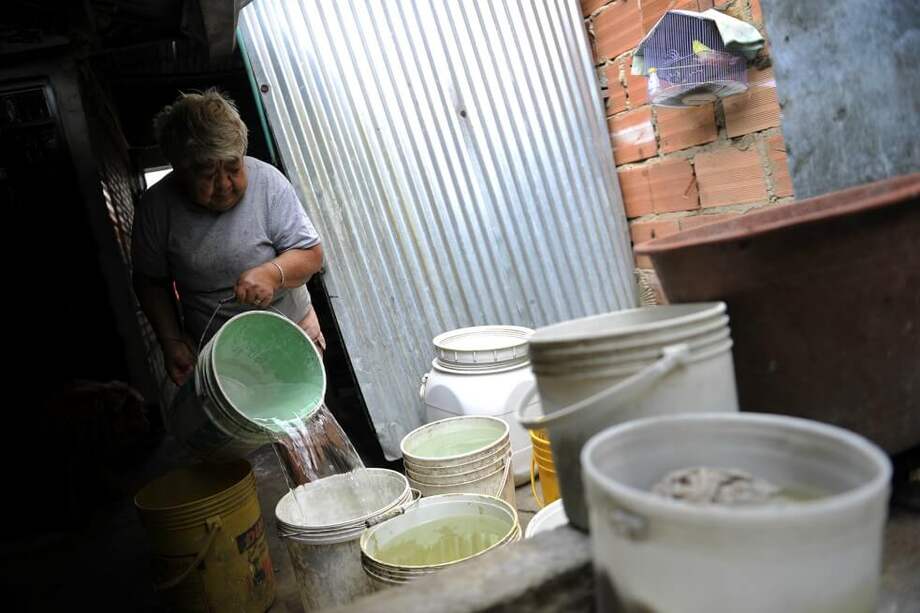 Habitante del municipio de la Mesa Cundinamarca durante una crisis de agua en 2018.