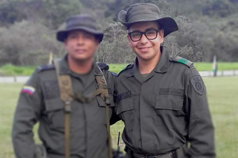 Juan David Garay Espitia (izquierda) tenía 19 años y estaba próximo a concluir su servicio militar en la Policía. / Archivo particular