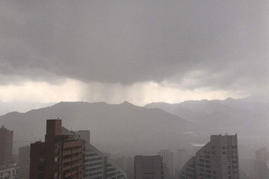 El Siata recomendó a las personas que conducen vehículos transitar con precaución a su paso por el deprimido San Juan. / Cuenta de Twitter: @_JotaT
