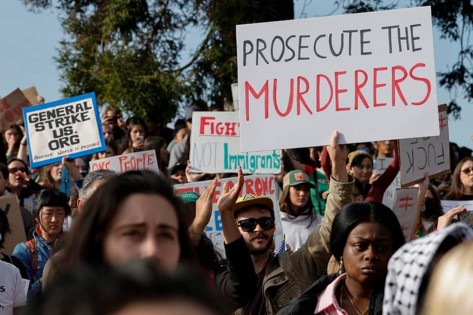 Manifestantes contra el ICE se manifiestan durante una huelga general a nivel nacional