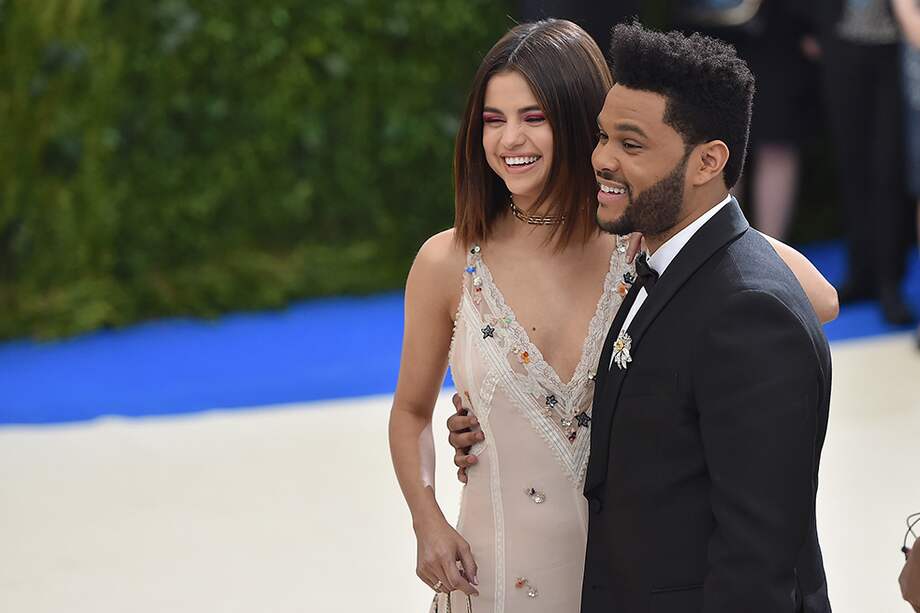Selena Gomez y The Weeknd en la gala del Met 2017. / AFP