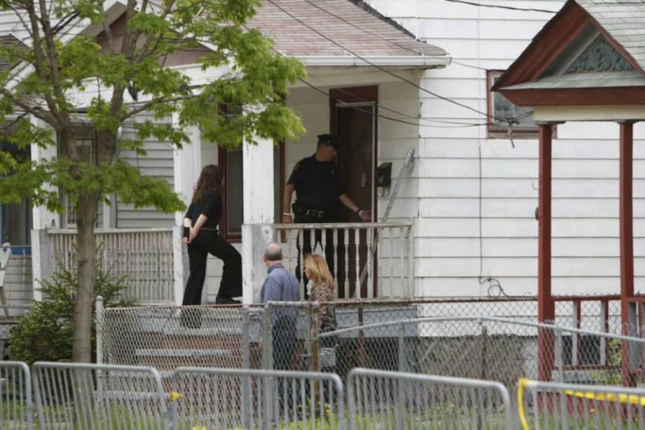 Autoridades ingresan a la casa en donde Amanda Berry, Gina DeJesus y Michelle Knight fueron encontradas con vida después de haber sido secuestradas durante casi 10 años.