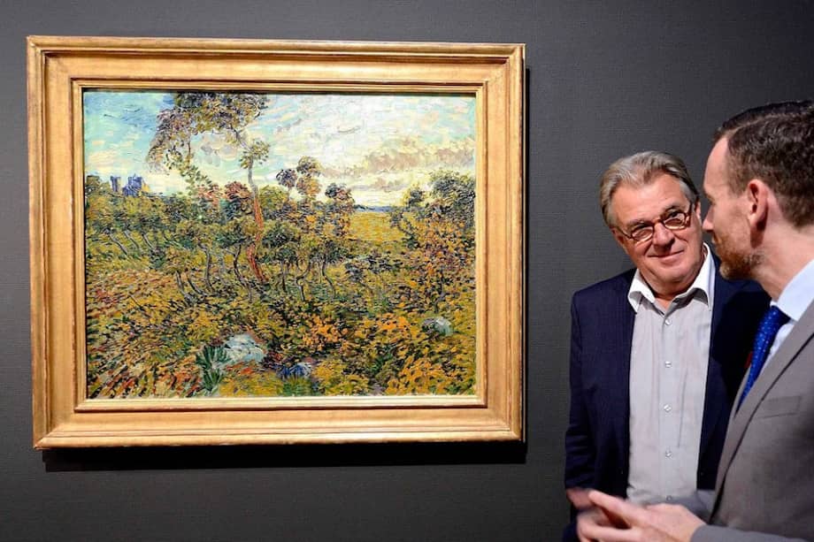 El pintor y actor holandés Jeroen Krabbe (izda) y el director del Museo Van Gogh, Alex Rueger (dcha), observan la obra recién descubierta del artista holandés Vincent Van Gogh "Atardecer en Montmajour" en el Museo de Van Gogh en Ámsterdam (Holanda). La obra fue realizada en 1888 en Arles.