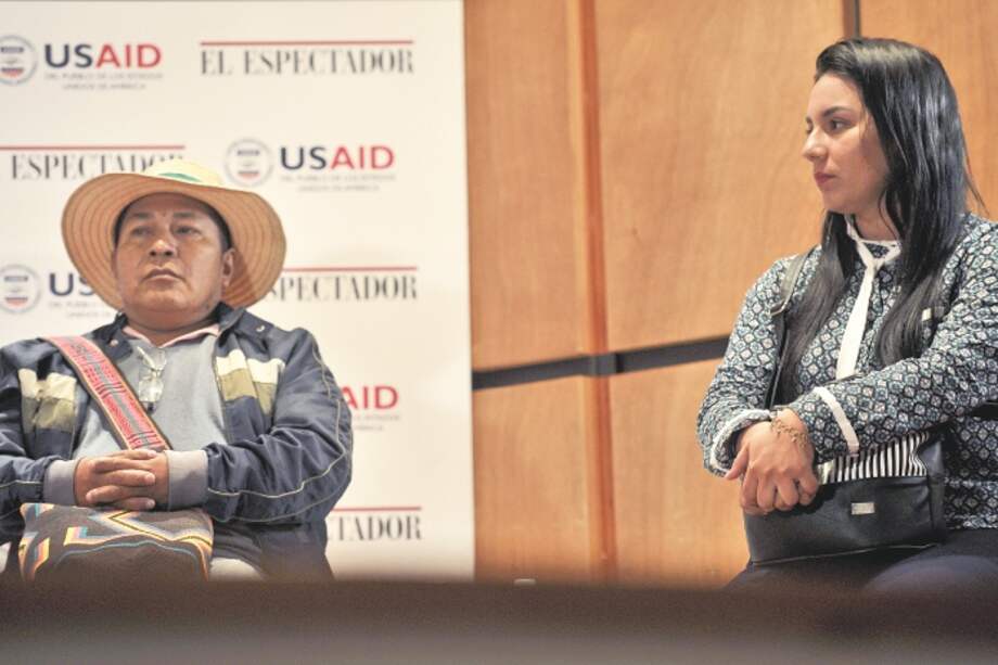 Germán Valencia, de la Asociación de Cabildos Indígenas del Norte del Cauca, y Stephany Sánchez, de la Red Caquetá Paz. / Óscar Pérez