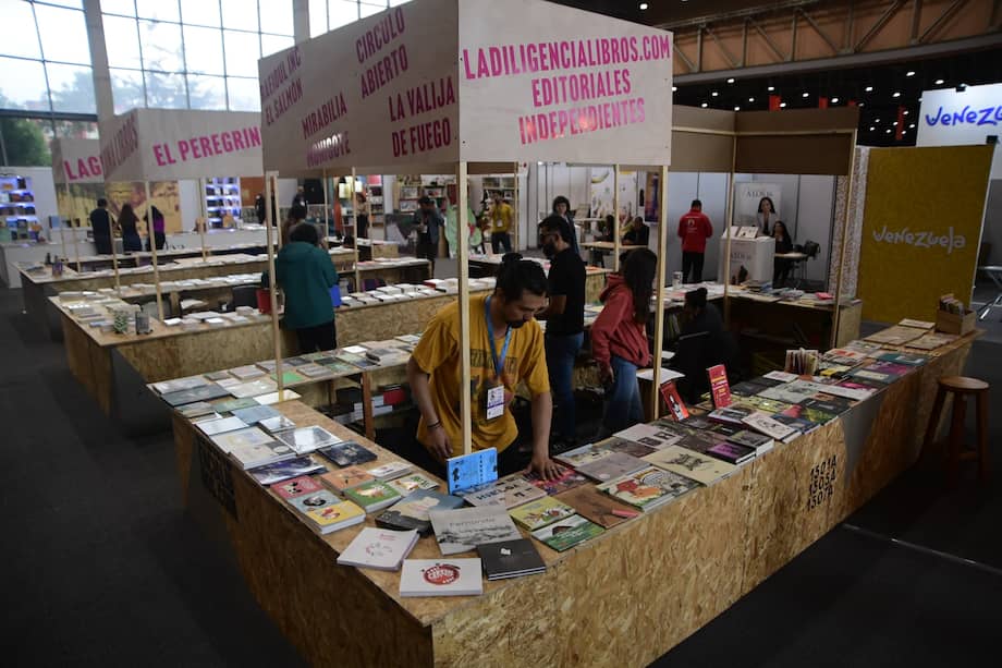 El estand de La Diligencia, ubicado en el Pabellón 17 de Corferias, alberga libros de cerca de 20 editoriales.