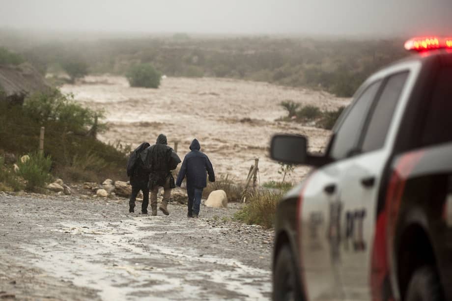 Hanna, ahora tormenta tropical, tumbó una parte del muro fronterizo que mandó construir Donald Trump.